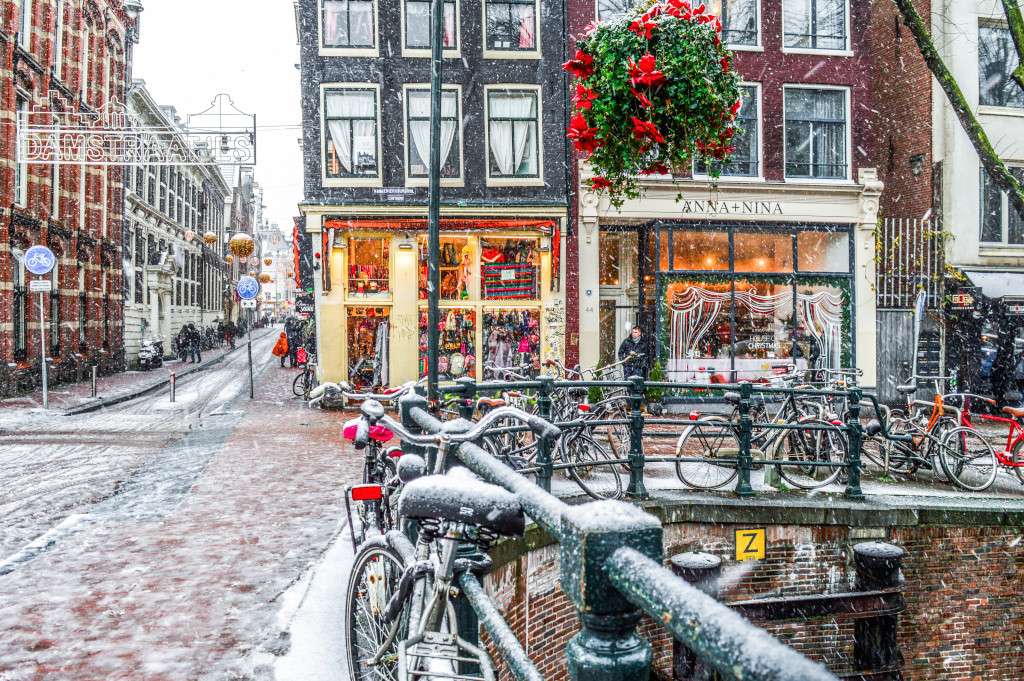 Зимний Амстердам в снегу